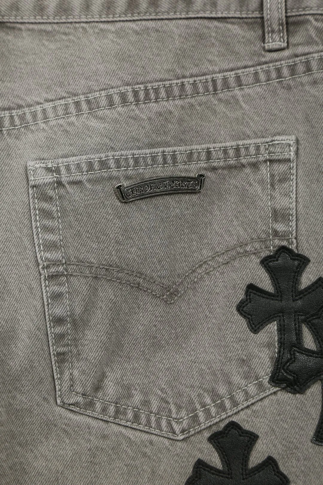 P230 Actual photo [High quality] Code: 25026# Color: washed gray Size: S/28 to Fermentation wash and soft color fixation, soft and thick to wear. Details are all hand-polished and made with craftsmanship. All-over jacquard fabric has a unique design style. Multiple processes have been used to create a full retro feel. A niche and unique non-contrast shirt. Customized distressed spray-painted buttons. Every detail is crafted with craftsmanship.